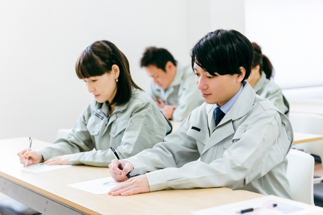 施工計画を確認する技術者チーム